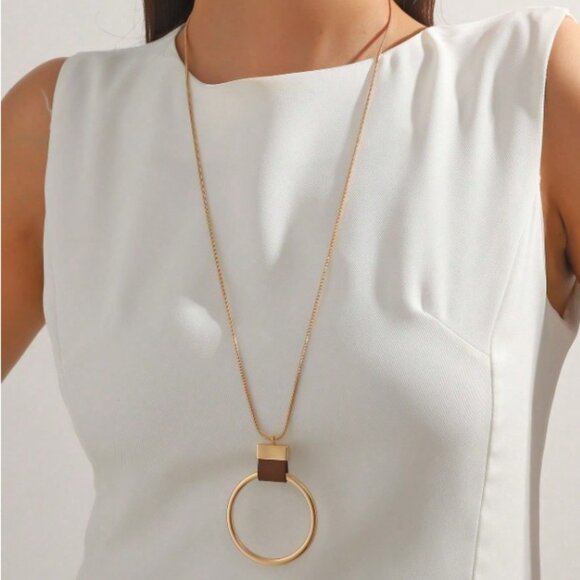 Jewelry - Elegant Gold Pendant Necklace